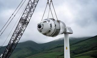Montaje de una turbina eólica de última generación en un emplazamiento de Galicia