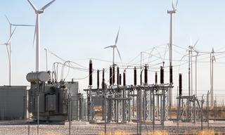 Subestación eléctrica junto a un parque eólico terrestre en Albacete