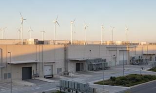 Cubierta y zona exterior de una planta industrial con producción eólica propia